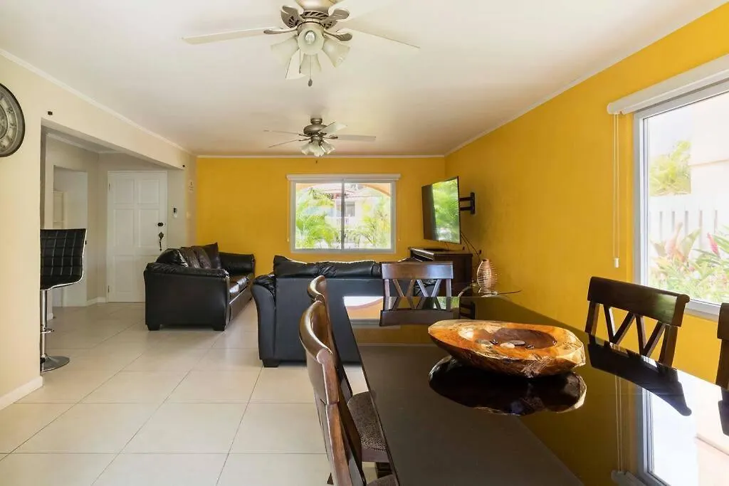 Two Bedroom Suite-Beach Restaurants Shop Nightlife Montego Bay Daire